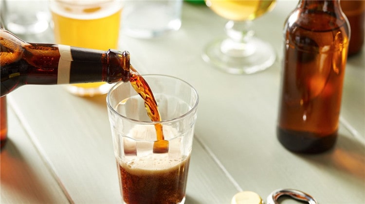 beer-pouring-glass-min